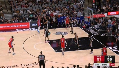 mk体育官网-跟前队友学的？恩比德面对文班 双后撤步从罚球线撤出三分线命中