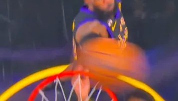 mk体育下载-詹姆斯开局追帽米切尔，随后中距离跳投命中湖人首分