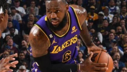 安卓下载-湖人揭幕战溃败原因①：三分投不进 进攻没空间