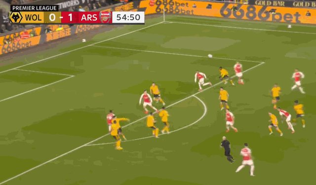 1713648071857060980.gif 哈弗茨被抱住.gif