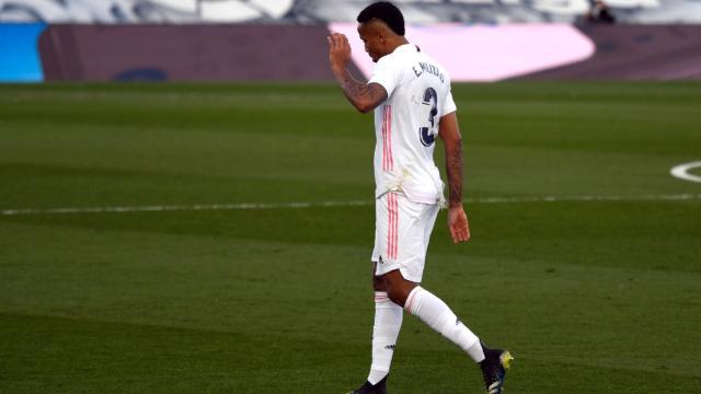 1612086924787075183.jpg militao-se-retira-del-campo-tras-su-expulsion.-getty.jpg